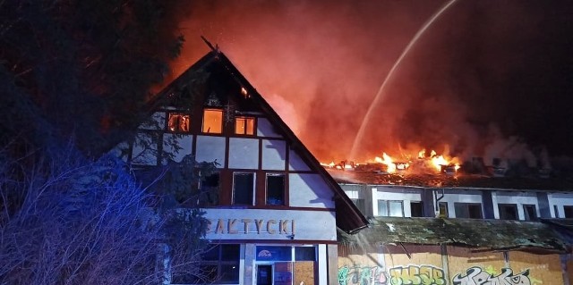 Pożar Zajazdu Bałtyckiego w Ustce. Ogień widać z odległości kilku kilometrów