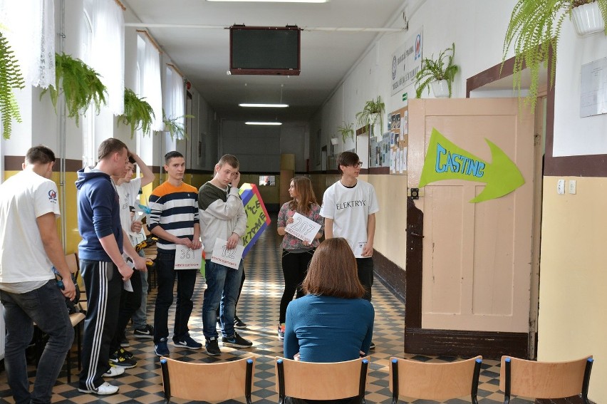 Uczniowie z koszalińskiego Elektronika na planie filmowym.