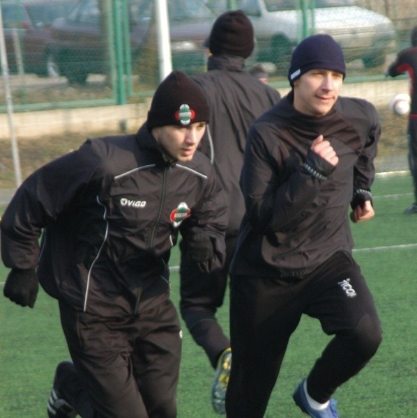 Sebastian Świerzbiński (z prawej) pierwszy raz we wtorek trenował z Radomiakiem. Łukasza Janika (obok) radomski klub wykupił z Szydłowianki Szydłowiec.