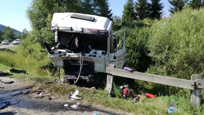 Uście Gorlickie. Poważny wypadek ciężarówki, dwie osoby zostały ranne [ZDJĘCIA]