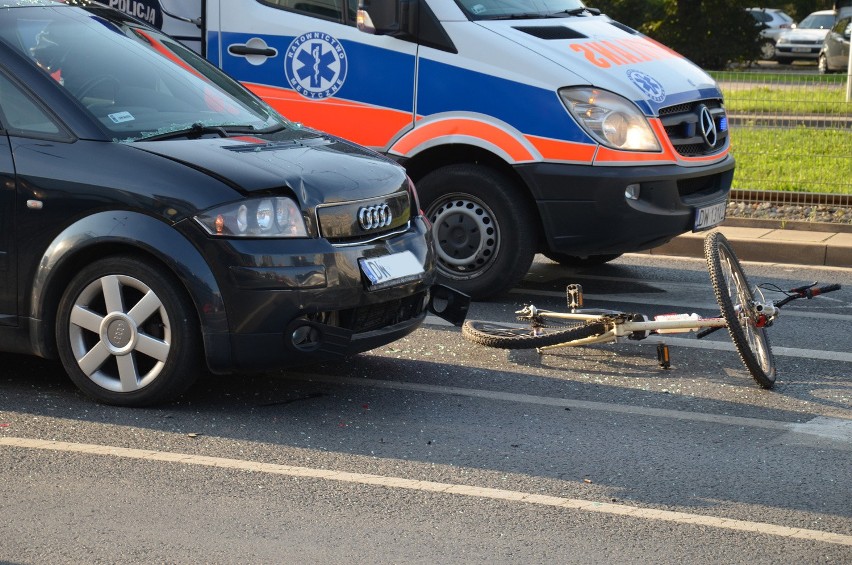Wypadek na Legnickiej. Rowerzysta wpadł pod samochód. Trzy auta uszkodzone (ZDJĘCIA)