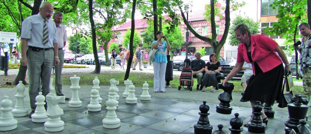 &#8211; Nie umiem grać &#8211; martwiła się Kristina Miskiniene, wicemer Druskiennik, która uczestniczyła w uroczystym otwarciu rynku i rozegrała z K. Kożuchowskim pierwszą partię szachów