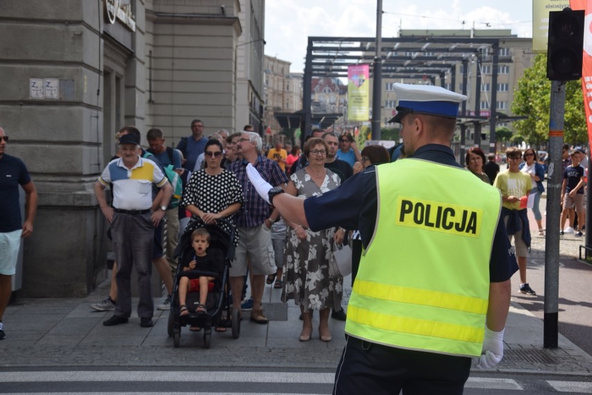 Kiełbasa i cztery kromki chleba. Oto prowiant dla policjantów, którzy zabezpieczali defiladę w Katowicach 