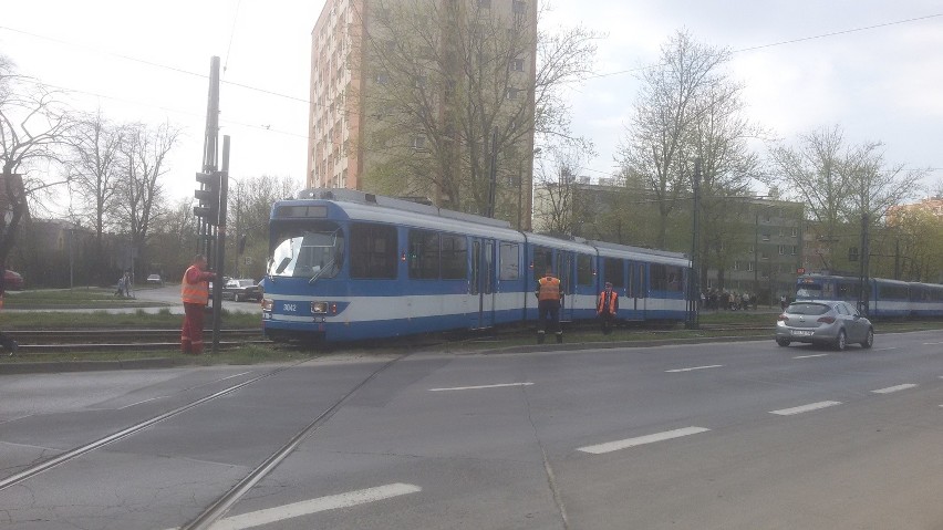 Kraków. Wykolejony tramwaj na al. Pokoju (pętla Dąbie).