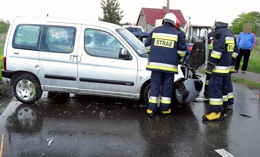 Groźny wypadek trzech aut osobowych w Turze. Co najmniej...