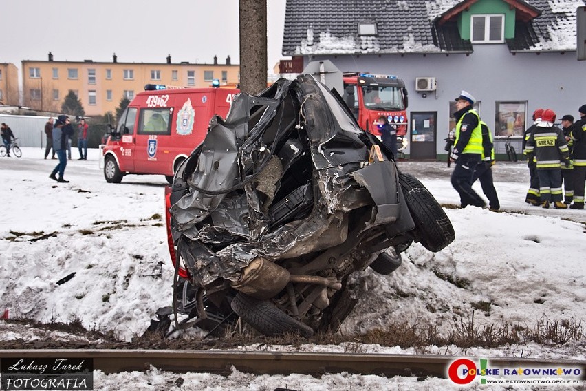 65-letni kierowca nissana wjechał pod pociąg w Wierzbicy...
