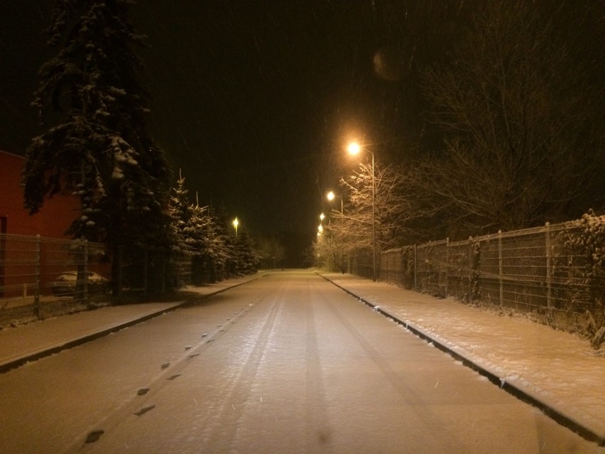 W związku z intensywnymi opadami śniegu na drogach jest...
