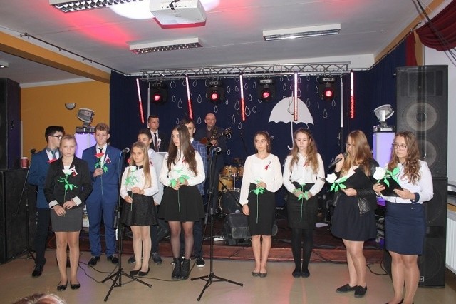 Jedną z części Pikniku Patriotycznego „Nasza Niepodległa” był występ młodzieży szkolnej. Nagrodzono ich gromkimi brawami.
