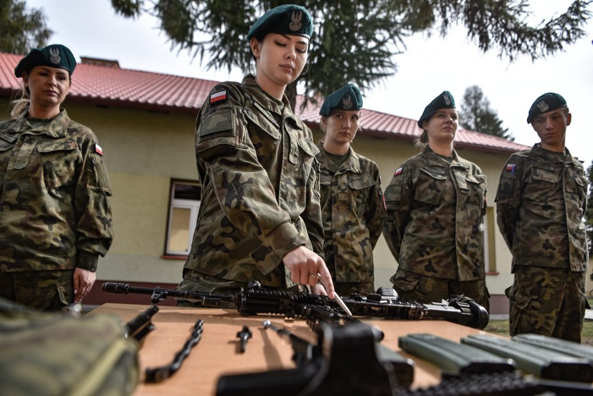 Nowi żołnierze dobrowolnej służby wojskowej rozpoczęli szkolenie w 1. Batalionie Strzelców Podhalańskich [ZDJĘCIA]