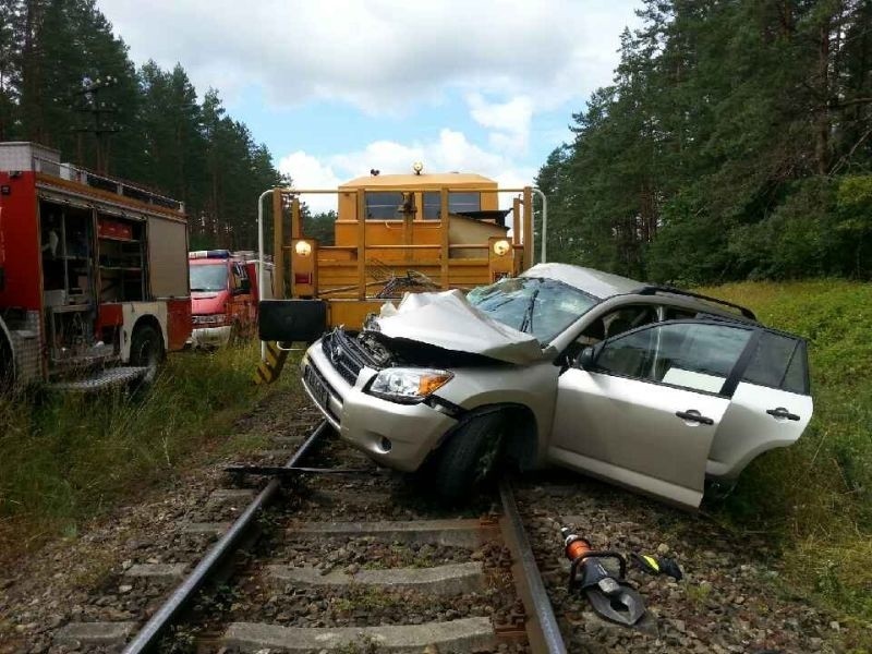 Wypadek śmiertelny. Kierowca toyoty wjechał pod pociąg. 36-latek zmarł mimo reanimacji (zdjęcia)