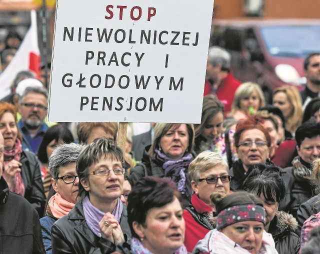 Jeszcze przed 1 lipca część pracowników, która miała przejść pod skrzydła firmy Naprzód, protestowała przed szpitalem.