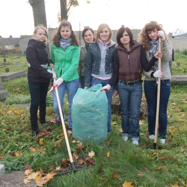 Zabytkowe groby na cmentarzu ewangelickim sprzątali w poniedziałek uczniowie Zespołu Szkół Ekonomicznych razem z kolegami z partnerskiej szkoły Heinz-Nixdorf Realschule z Bueren.