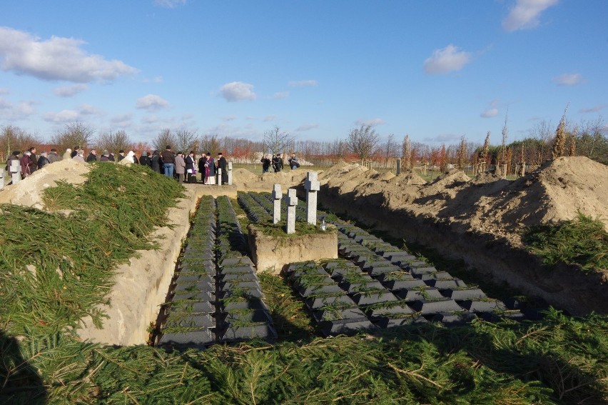 Zmarli ekshumowani w Gorzowie Śląskim zostali już pochowani...