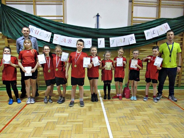 "Nocne igrzyska sportowe" - pod takim hasłem zorganizowano imprezę w Zespole Szkół nr 4 w Kopnicy (gmina Darłowo).