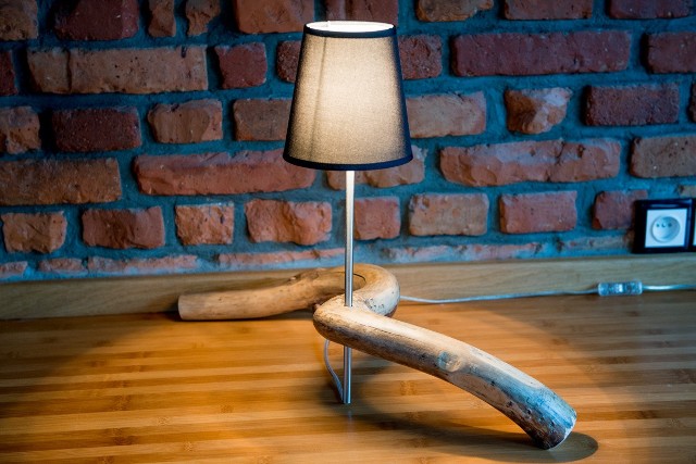 Lampa stołowaCzy kawałek drewna z potoku w Szklarskiej Porębie to nietypowa podstawa lampy? Może, ale za to jaka piękna