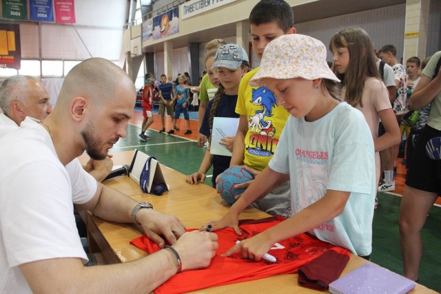 Artiom Karaliok z Łomży Industrii Kielce spotkał się z młodzieżą ze szkoły sportowej w swoim rodzinnym Grodnie.
