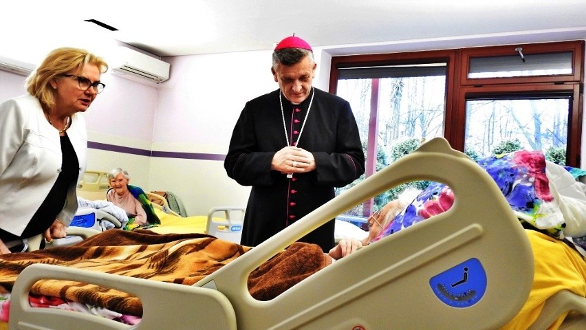 Biskup bielsko-żywiecki Roman Pindel odwiedził hospicjum w...