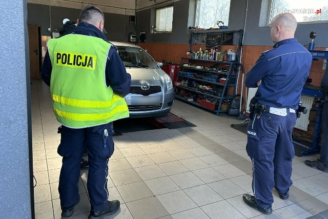 Policja ustaliła i zatrzymała sprawcę wypadku, do którego doszło w powiecie kłobuckim – w Złochowicach na ulicy Długiej. Potrącony został 43-letni mężczyzna. Niestety jego życia nie udało się uratować.