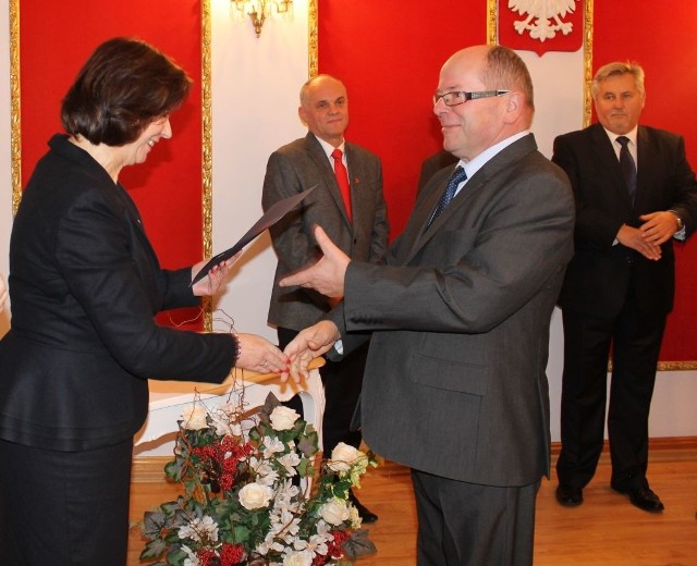 Edward Wierak zaświadczenie o wyborze do rady miasta odebrał z rąk Marii Polkowskiej, przewodniczącej komisji wyborczej