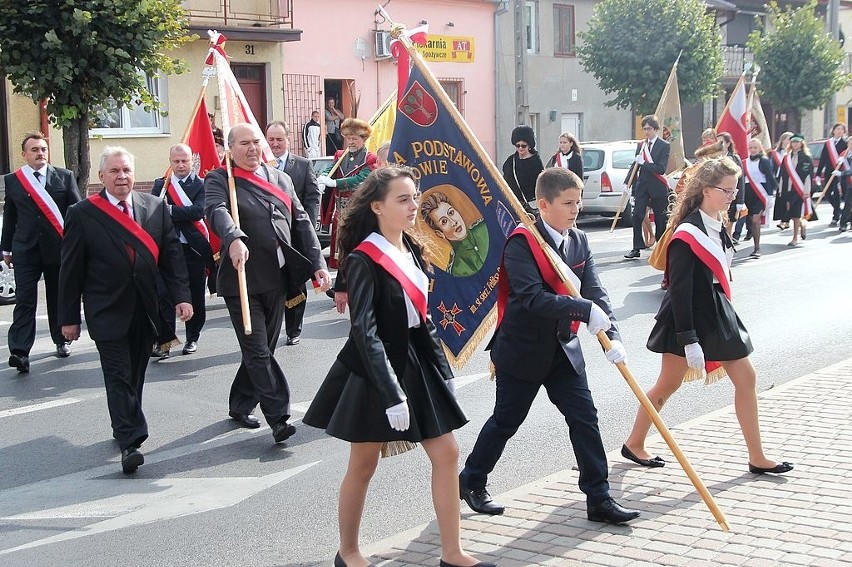 Uczniowie niosą poświęcony właśnie sztandar szkoły