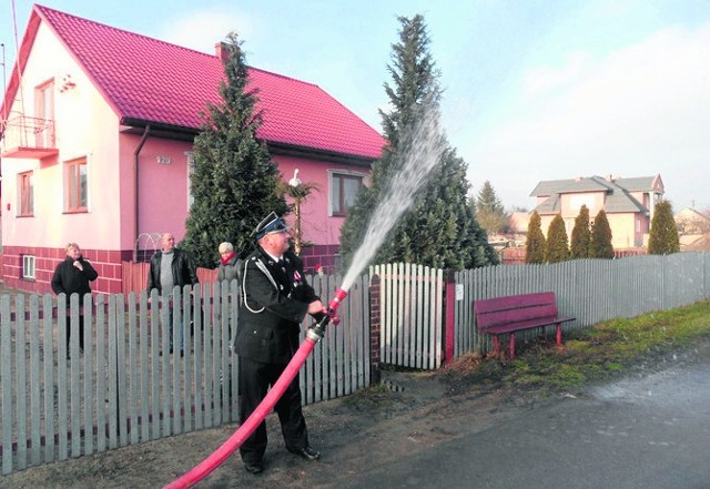 Jacek Cisowski, prezes Ochotniczej Straży Pożarnej w Kuźnicy Grodziskiej cieszy się, że woda  wreszcie płynie z hydrantu
