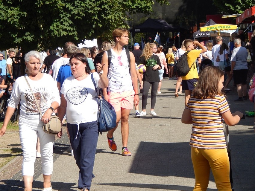 Ustka pełna turystów. Czerwona flaga nad morzem [ZDJĘCIA]