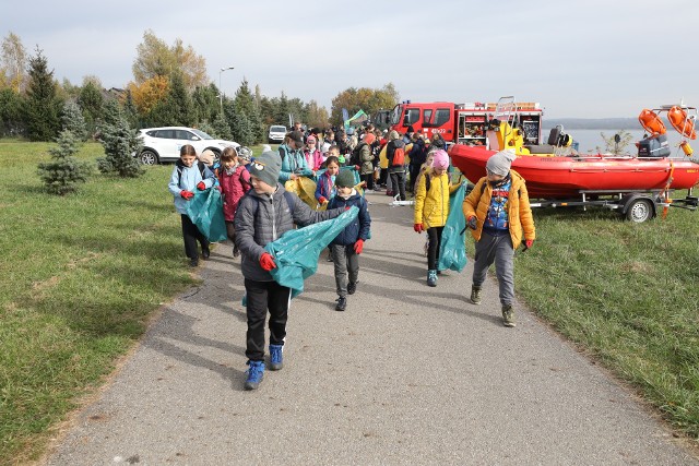 Sprzątanie terenów wokół Pogorii IV Zobacz kolejne zdjęcia/plansze. Przesuwaj zdjęcia w prawo naciśnij strzałkę lub przycisk NASTĘPNE