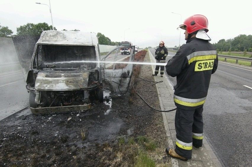 Wrocław: Bus spłonął na ul. Milenijnej. Kierowca zdążył uciec (ZDJĘCIA)