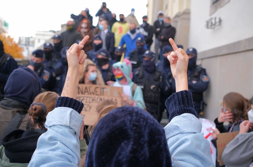 Jak dokonać apostazji? Procedura kościelna. Co trzeba zrobić, aby wypisać się z kościoła? 