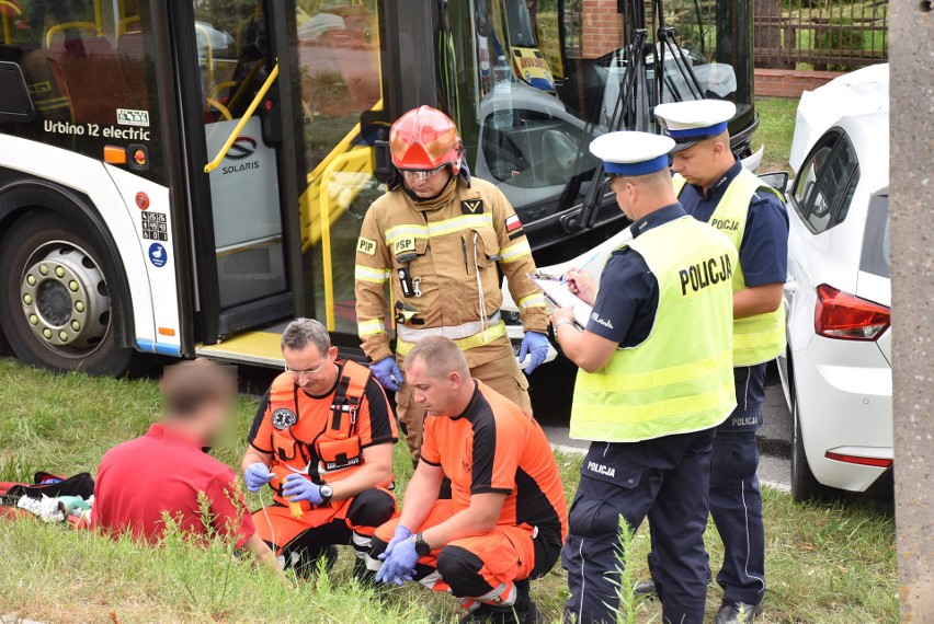 Wypadek w Malborku 8.06.2022. W miejski autobus wjechał czołowo samochód osobowy. Ucierpieli pasażerowie