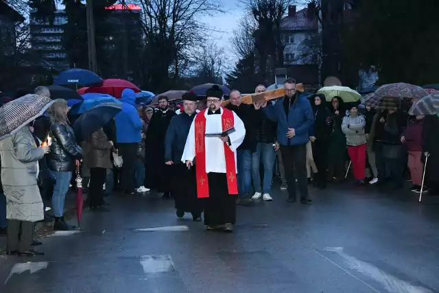 Tradycyjna Droga Krzyżowa na Karczówkę odbyła się w piątek, 22 marca. Nabożeństwo poprzedziła msza święta sprawowana pod przewodnictwem biskupa kieleckiego Jana Piotrowskiego.