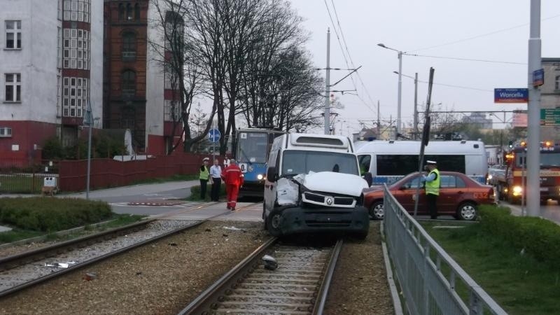 Wrocław: Wypadek tramwaju i busa. Kierowca chciał zawrócić na zakazie? (ZDJĘCIA)