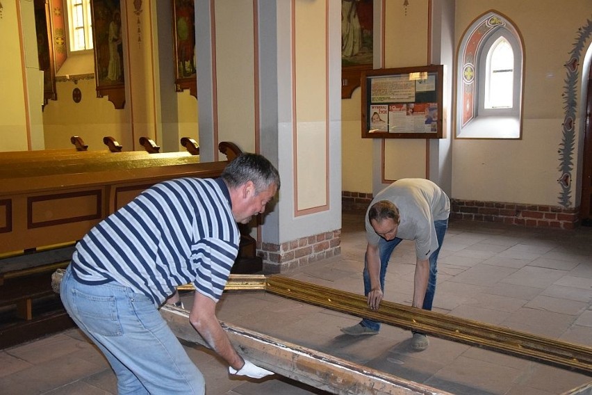 Ołtarz rozebrano w piątek. Rozbiórka trwała kilka godzin....