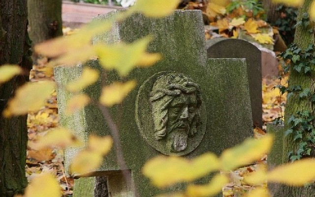 W piątek rozpoczęła się policyjna akcja Znicz. Jej celem jest zapewnienie bezpieczeństwa w okolicach cmentarzy. Policjanci ostrzegają też przed złodziejami, którzy mogą wykorzystać tłok na nekropoliach i naszą nieuwagę.  