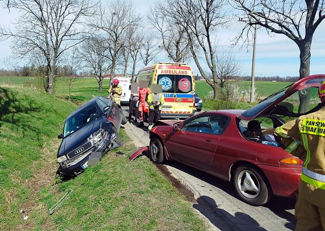 (29.03.2024) Kobieta jadąca mazdą zjechała na przeciwny pas ruchu, doprowadzając do czołowego zderzenia.