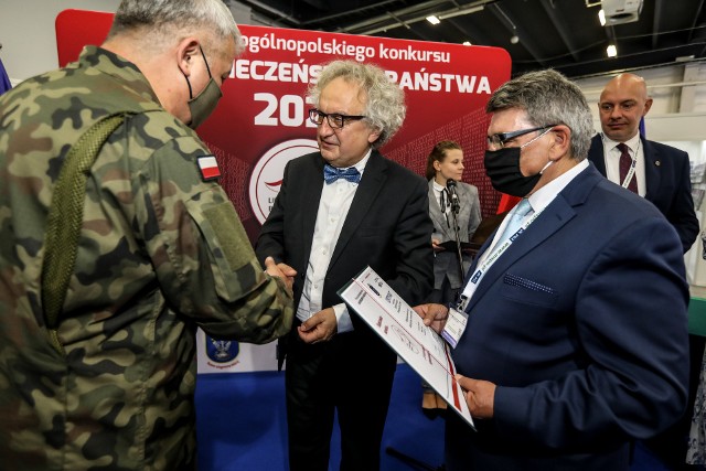 Andrzej Mochoń - prezes Targów Kielce odbiera nagrodę Bene de Patria Meritus - Dobrze Zasłużony Ojczyźnie.