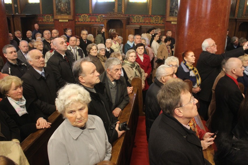 Tablicę pamiątkową ku czci ofiar katastrofy smoleńskiej...