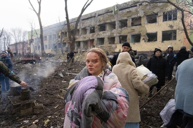 Ewakuacja bombardowanego szpitala w Mariupolu