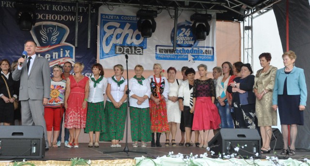 Przedstawicielki sołectw smykowskich &#8211; uczestniczki konkursu kulinarnego z wójtem Smykowa Józefem Ślizem