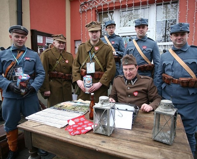 Łukasz WójcikCzłonkowie Kozienickiego Stowarzyszenia Rekonstrukcji Historycznych zaprezentowali między innymi starą maszynę do pisania.