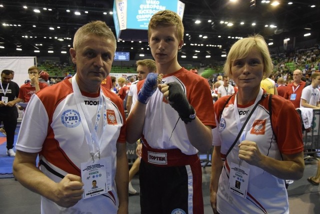 Jakub Płachta (w środku), srebrny medalista mistrzostw Europy w kickboxingu.