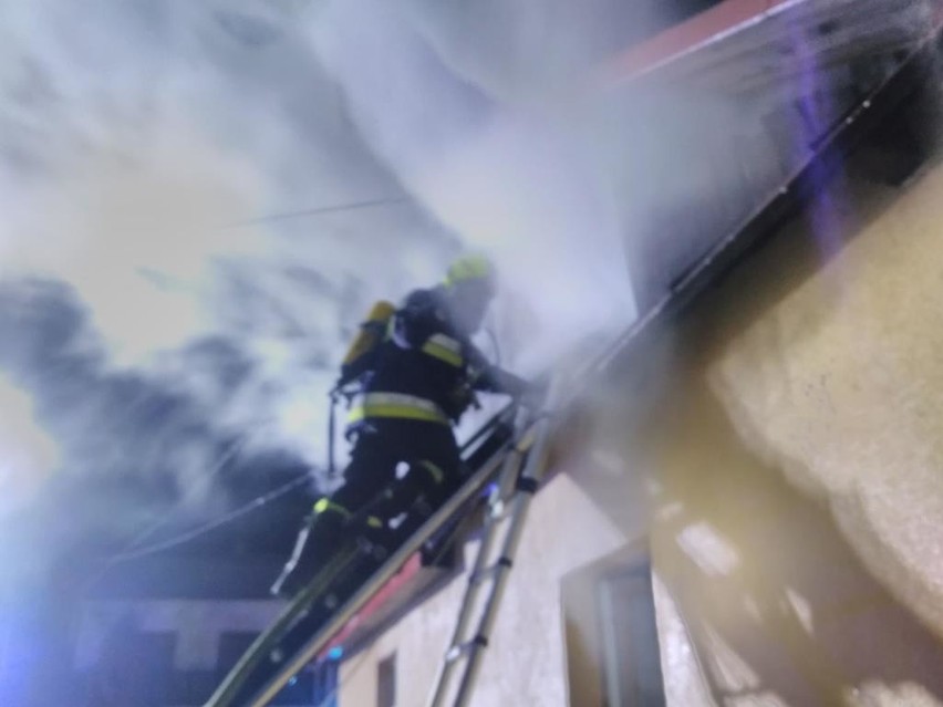 W nocy w Parczewie płonął drewniany dom. W akcji gaśniczej brało udział kilkunastu strażaków