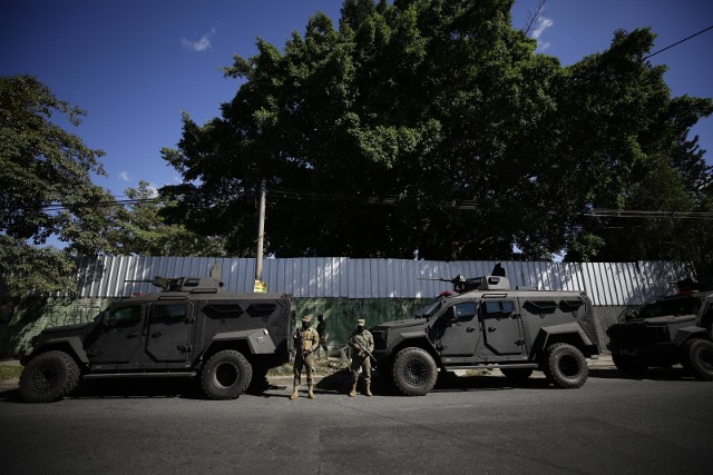 10 tys. funkcjonariuszy zostało rozlokowanych na przedmieściach San Salvador