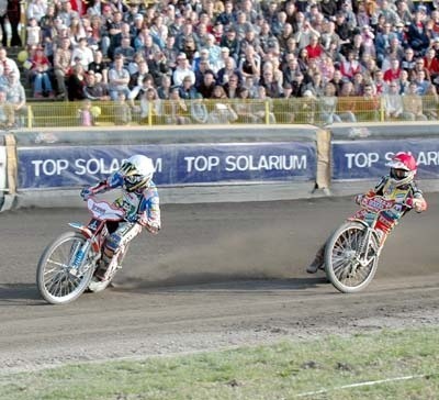 Niels Kristian Iversen (z przodu) w końcu dostroił się do ekstraklasy i pokonał nawet asa Unibaksu Wiesława Jagusia