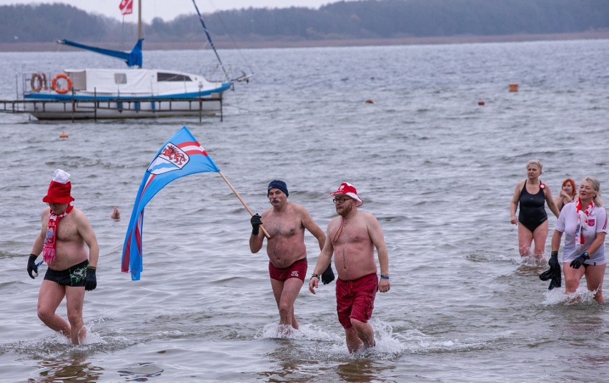 Jesienna kąpiel w jeziorze pod Stargardem. Miedwianie na NOWYCH ZDJĘCIACH