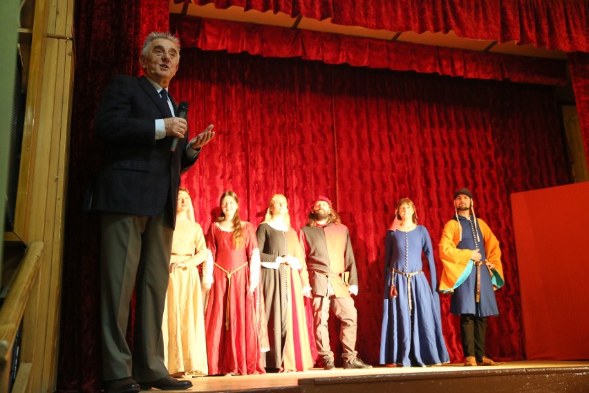 Teatr „Tradycja” z Okleśnej ma już 25 lat. Obchody jubileuszowe zainaugurowała premiera spektaklu pt. "Historia żółtej ciżemki" [ZDJĘCIA]