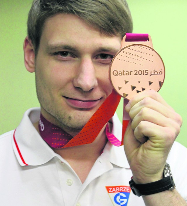 Robert Orzechowski prezentuje brązowy medal mundialu