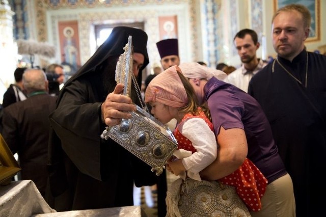 Pielgrzymi przybyli w środę do białostockiej Cerkwi św. Mikołaja mogli pomodlić się przy ozdobnym relikwiarzu, w którym schowana jest dłoń Marii Magdaleny. Można ją było oglądać przez szybkę