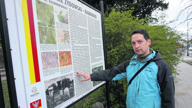 Jeżdżę po świecie i zwykle takie tablice są w języku angielskim, niemieckim i francuskim. Ta tablica również powinna być przetłumaczona, może w trochę skróconej wersji - uważa Krzysztof Szyc.