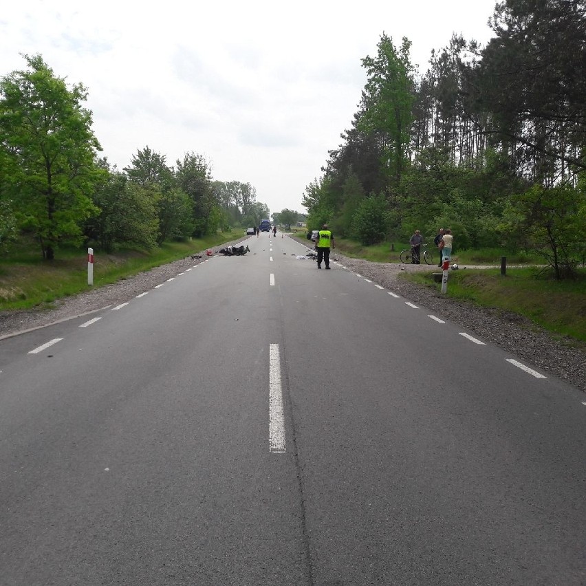 W Pietrusinie koło Stromca motorower zderzył się z osobówką. Kierujący jednośladem przewieziony do szpitala. Są utrudnienia w ruchu